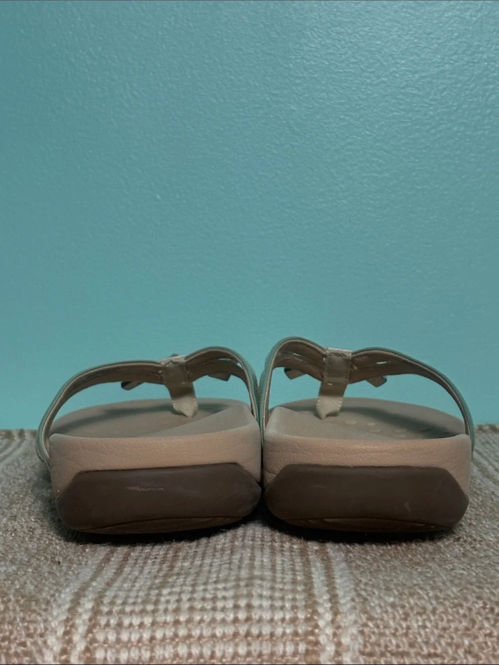 Women’s Vionic Bella X Toe Post Metallic Gold Flip-Flops with Bow. Size-7.5
